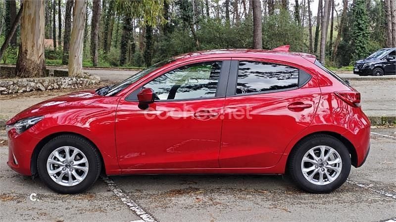 Usado Mazda 2 90 HP (66 kW) 2018 Vermelho Sedan