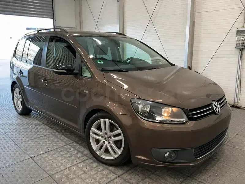Usado VW Touran Advance 105 CV (77 kW) 2012 Marrón Monovolumen