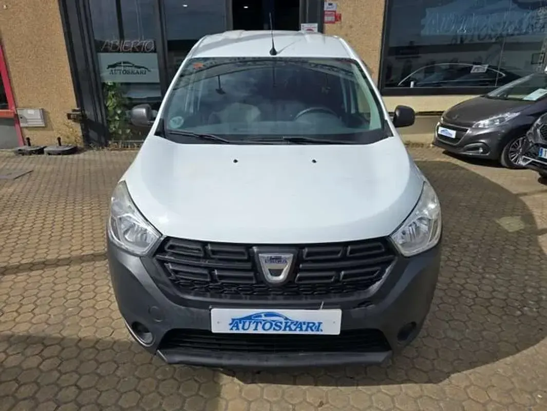 Usado Dacia Dokker Essentiel 95 CV (69 kW) 2021 Blanco Monovolumen
