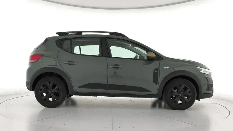Usado Dacia Sandero Extreme 100 CV (73 kW) 2025 Verde Berlina
