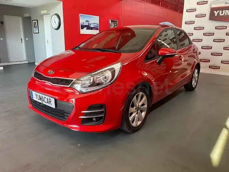Usado Kia Rio 75 CV (55 kW) 2016 Rojo Utilitario