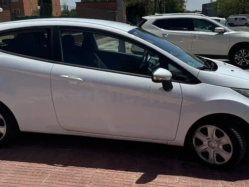 Usado Ford Fiesta Trend 68 CV (50 kW) 2010 Blanco Berlina