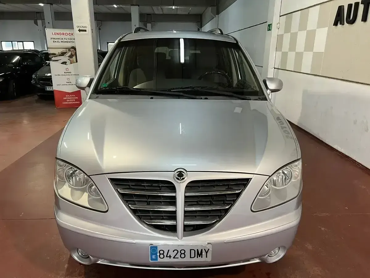 Usado SsangYong Rodius Limited 165 CV (121 kW) 2005 Gris Monovolumen