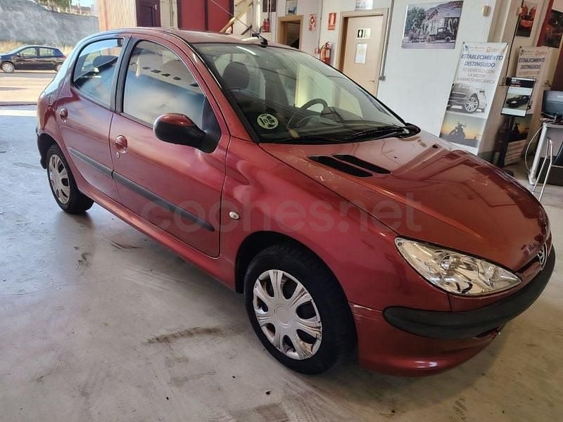Usado Peugeot 206 75 CV (55 kW) 2005 Rojo Berlina