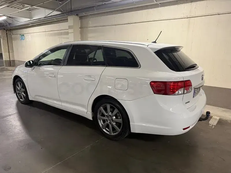 Usado Toyota Avensis Executive 124 CV (91 kW) 2013 Blanco Familiar