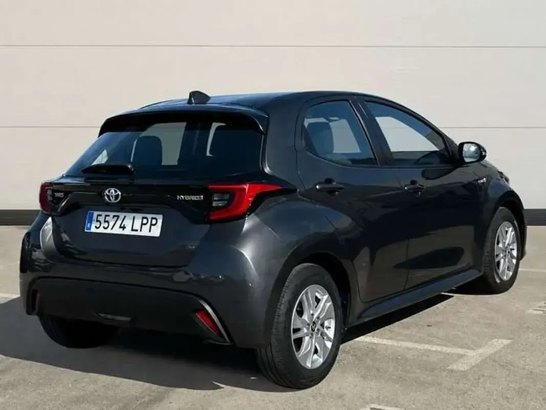 Usado Toyota Yaris Hybrid Active 116 CV (85 kW) 2021 Gris Berlina