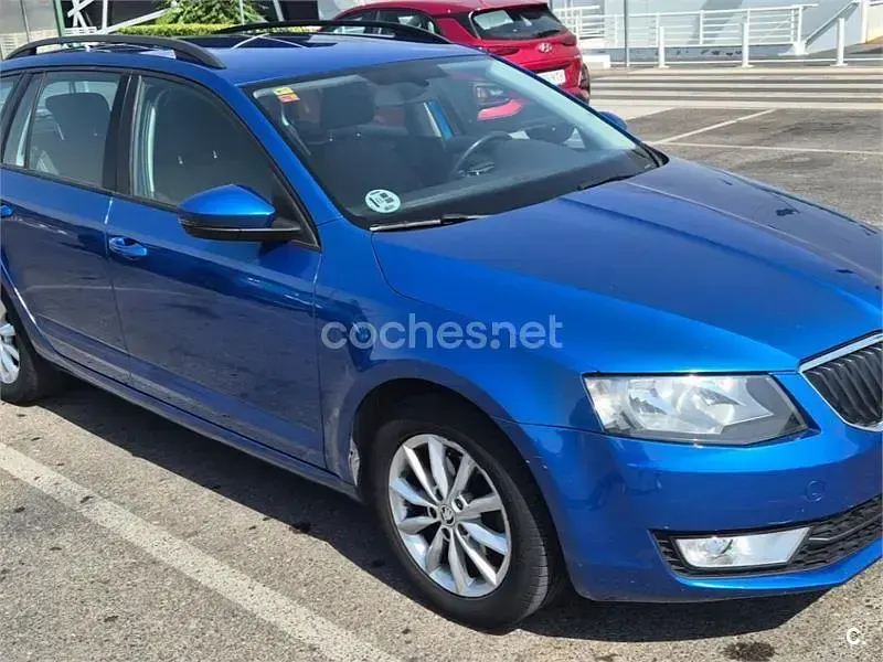 Usado Skoda Octavia Ambition 105 CV (77 kW) 2014 Azul Familiar