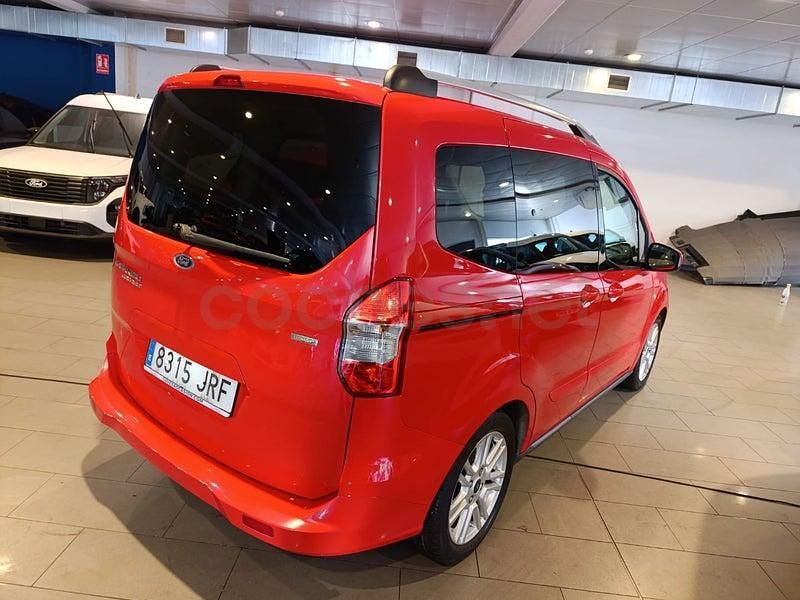 Usado Ford Tourneo Courier Titanium 100 CV (73 kW) 2016 Rojo Monovolumen