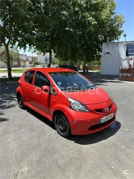 Usado Toyota Aygo 68 CV (50 kW) 2006 Rojo Utilitario