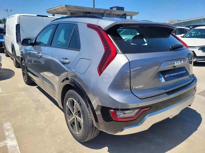 Usado Kia Niro 141 CV (103 kW) 2022 Gris / plata SUV
