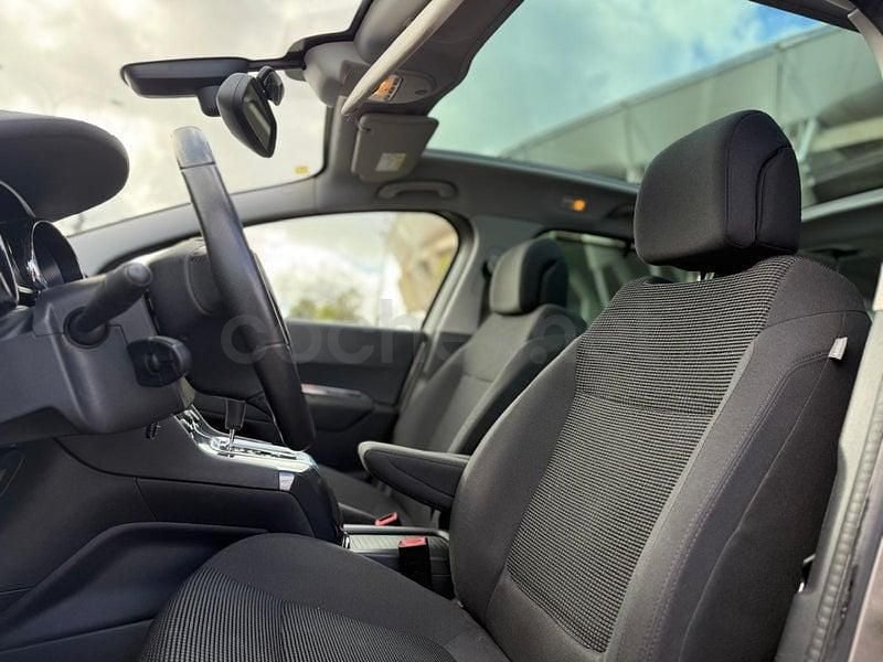 Usado Peugeot 5008 Allure 120 CV (88 kW) 2015 Gris / plata Monovolumen