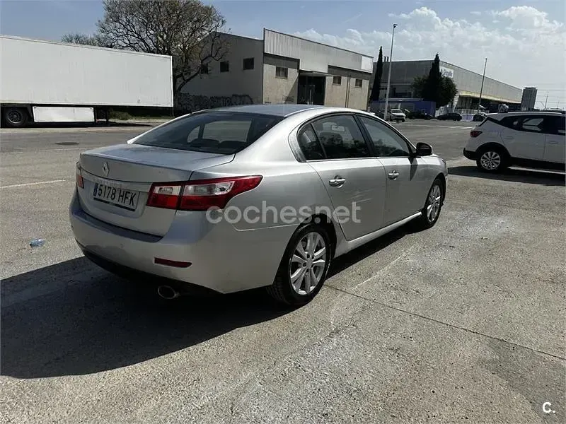Usado Renault Latitude Expression 150 CV (110 kW) 2011 Gris / plata Berlina