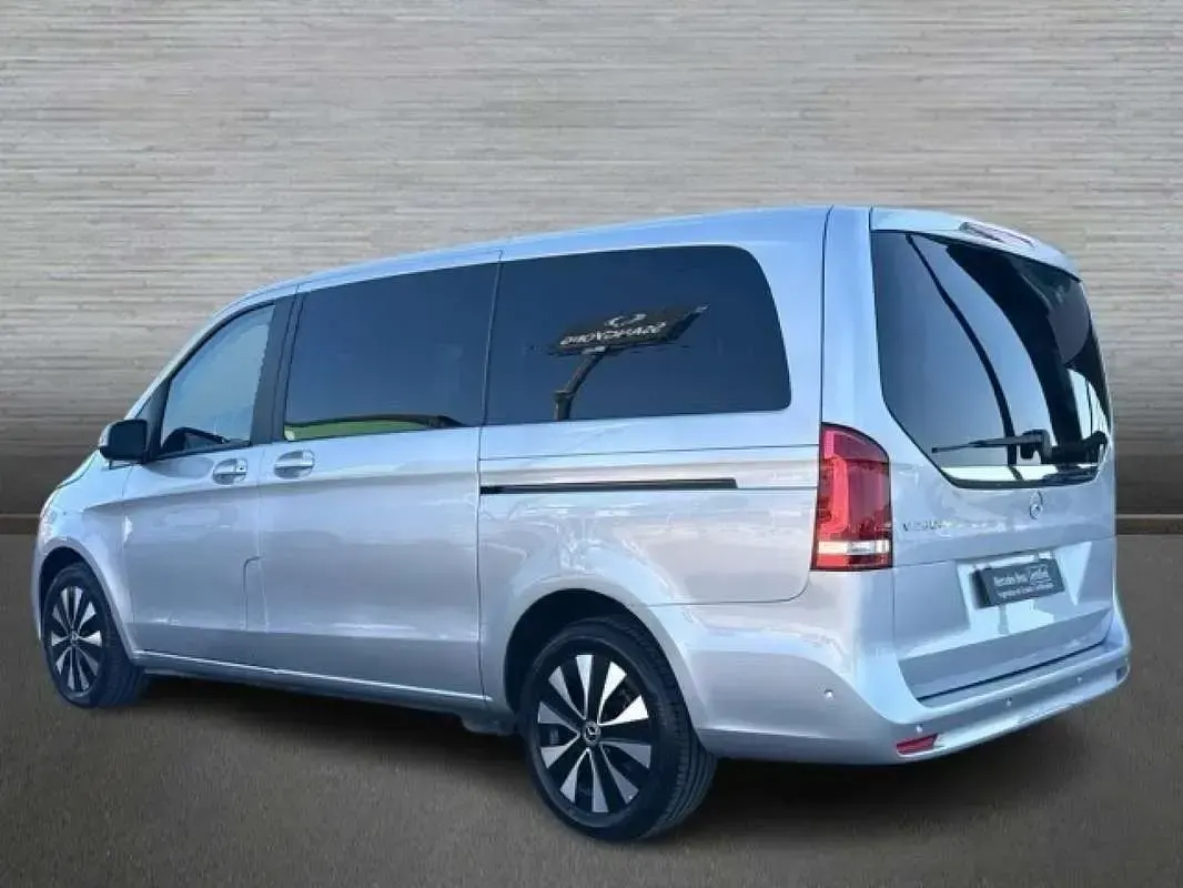 Usado Mercedes V220 163 CV (119 kW) 2023 Plateado Monovolumen