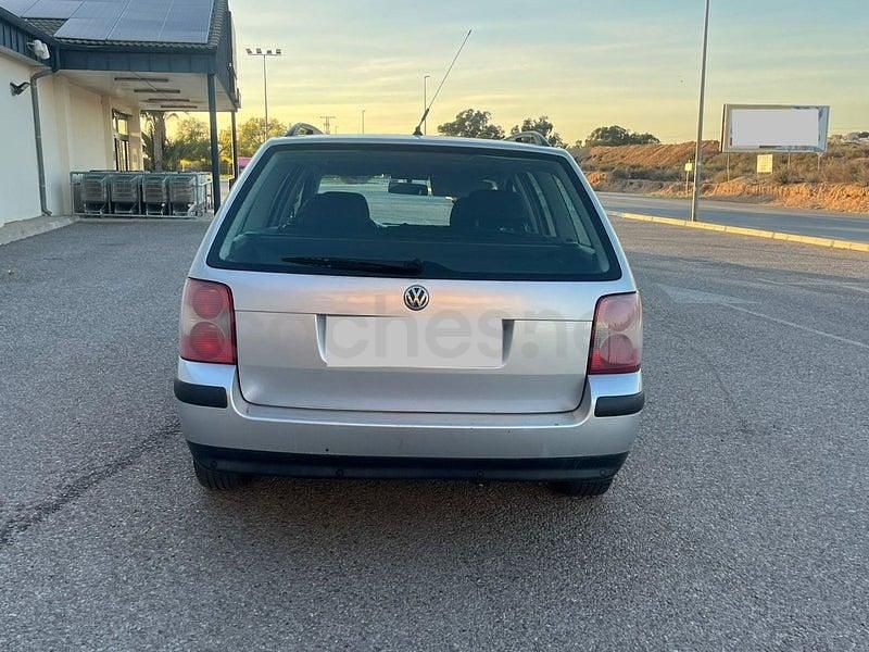Usado VW Passat Highline 130 CV (95 kW) 2002 Gris / plata Familiar