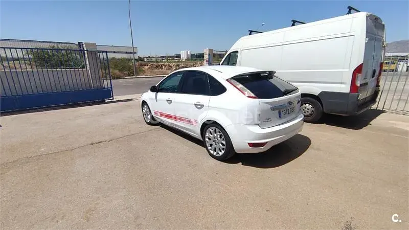 Usado Ford Focus Titanium 109 CV (80 kW) 2010 Blanco Berlina