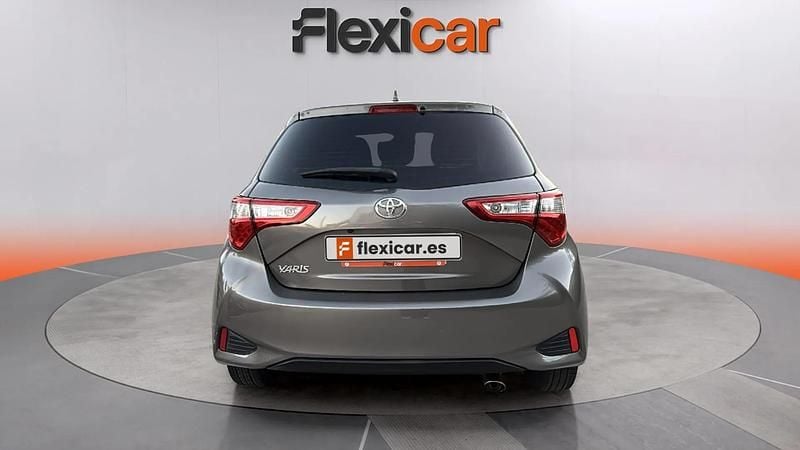 Usado Toyota Yaris Active 69 CV (50 kW) 2020 Verde Utilitario