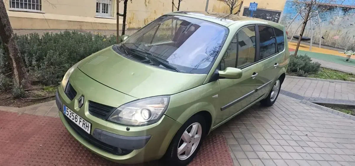 Usado Renault Grand Scénic II Privilege 135 CV (99 kW) 2008 Verde Monovolumen