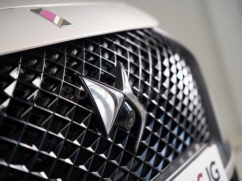 Usado DS Automobiles DS7 Crossback 130 CV (95 kW) 2022 Gris / plata SUV