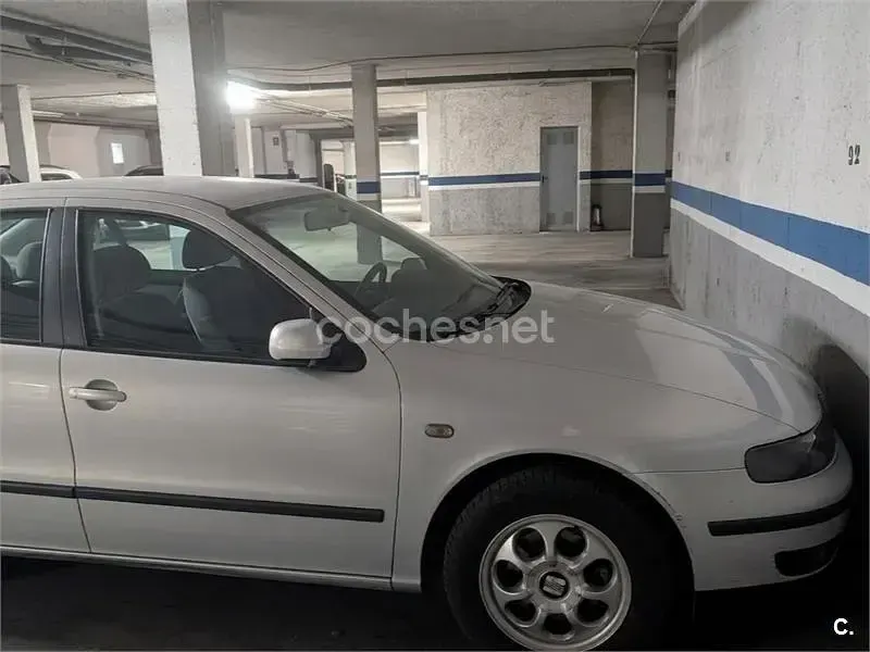 Usado Seat Toledo Stella 90 CV (66 kW) 1999 Gris / plata Berlina