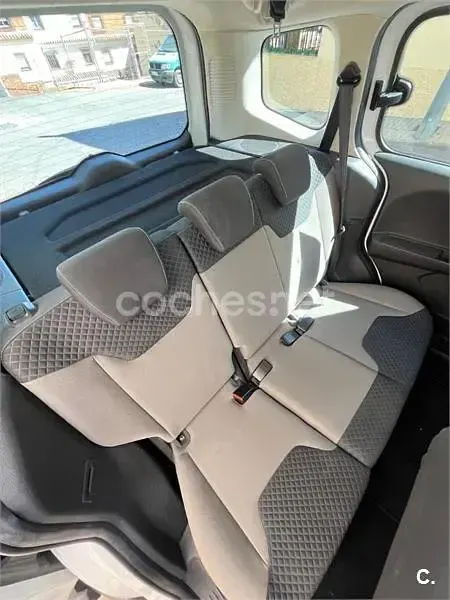 Usado Ford Tourneo Courier Ambiente 75 CV (55 kW) 2016 Blanco Monovolumen