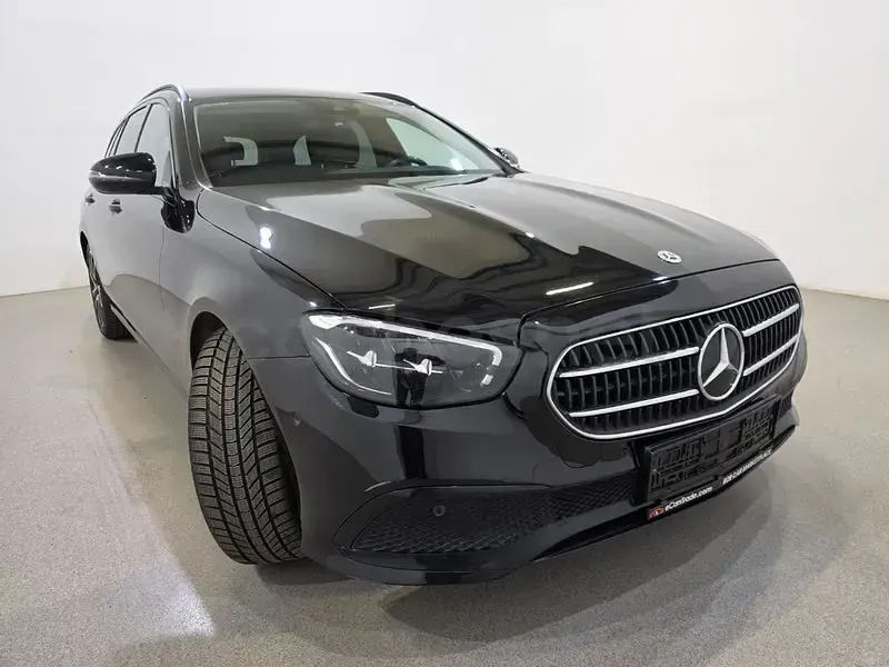 Usado Mercedes E220 194 CV (142 kW) 2022 Negro Familiar