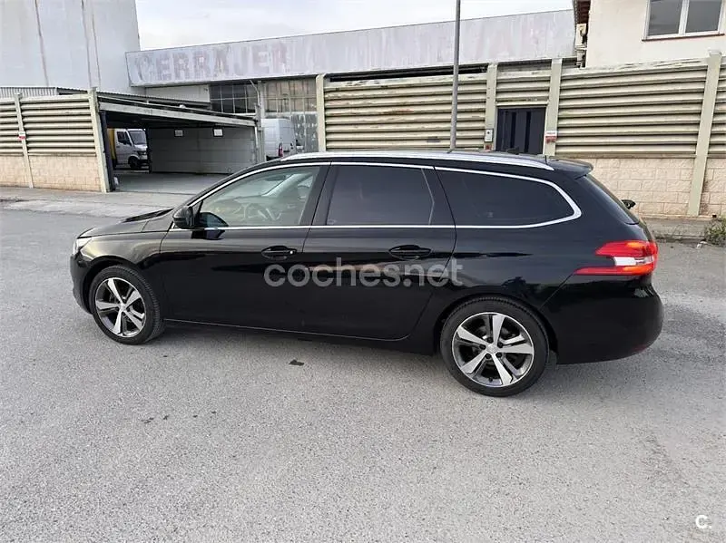 Usado Peugeot 308 SW Allure 130 CV (95 kW) 2015 Negro Familiar