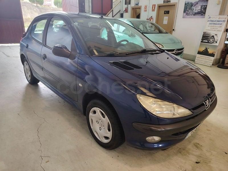 Usado Peugeot 206 70 CV (51 kW) 2001 Azul Berlina