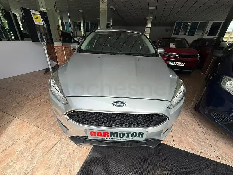 Usado Ford Focus Trend 125 CV (91 kW) 2017 Gris / plata Berlina