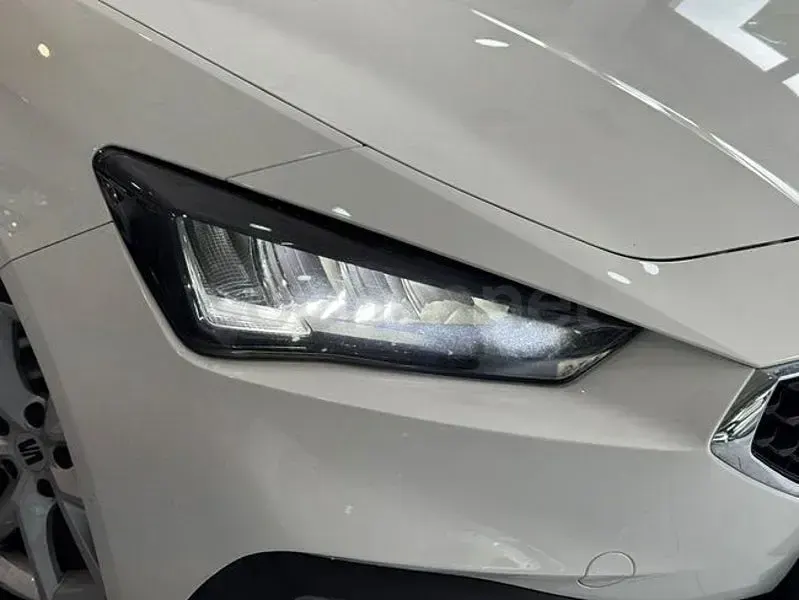 Usado Seat Leon Style 115 CV (84 kW) 2021 Blanco Berlina