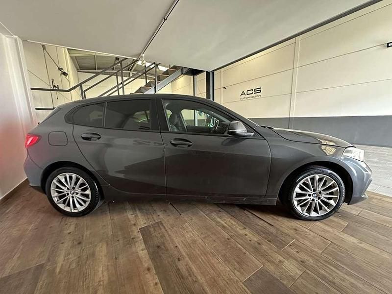 Usado BMW 118 Comfort Edition 150 CV (110 kW) 2021 Gris / plata Utilitario