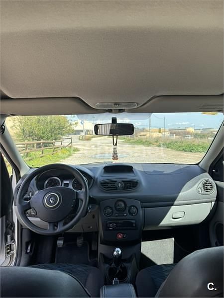 Usado Renault Clio II Dynamique 85 CV (62 kW) 2005 Gris / plata Berlina