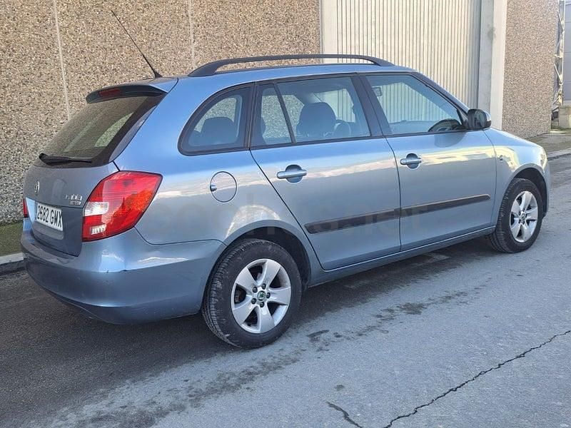 Usado Skoda Fabia 86 CV (63 kW) 2010 Azul Familiar