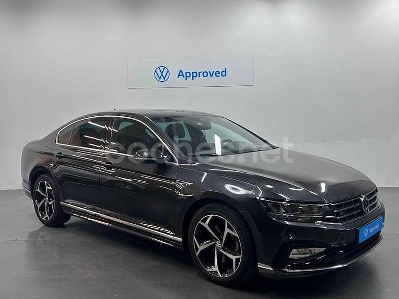 Gris / plata Usado 2021 VW Passat R-line Berlina | 22.900 € (Un poco caro) - Imagen 1/4