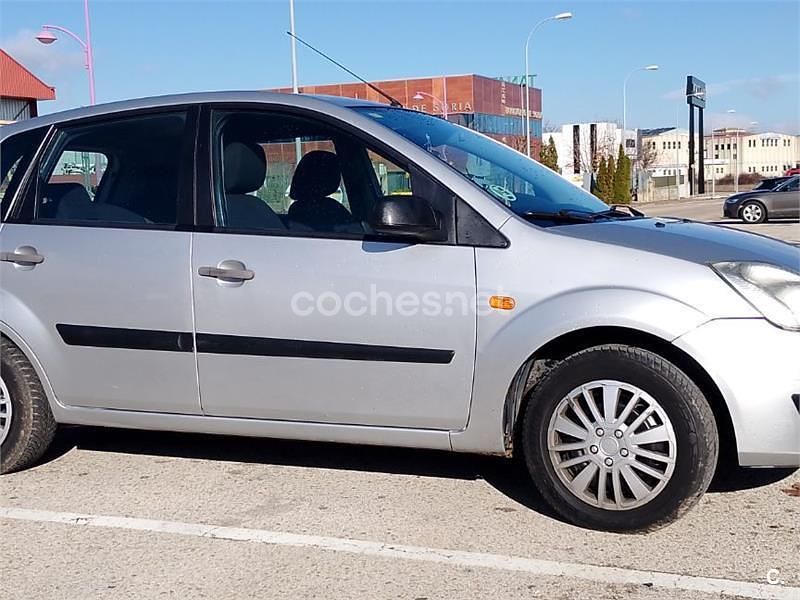 Gris / plata Usado 2007 Ford Fiesta Ambiente Berlina | 2400 € (Precio justo) - Imagen 1/4