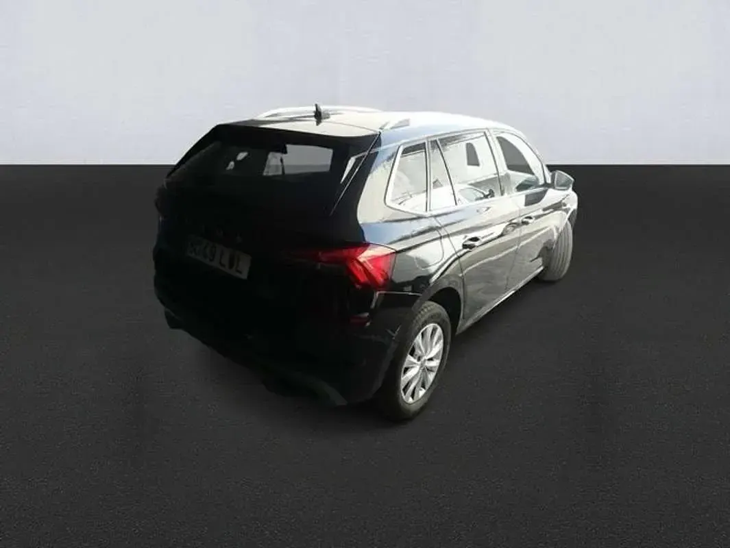 Usado Skoda Kamiq 95 CV (69 kW) 2022 Negro SUV