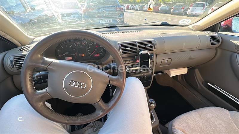 Usado Audi A3 Ambiente 150 CV (110 kW) 2001 Granate Utilitario