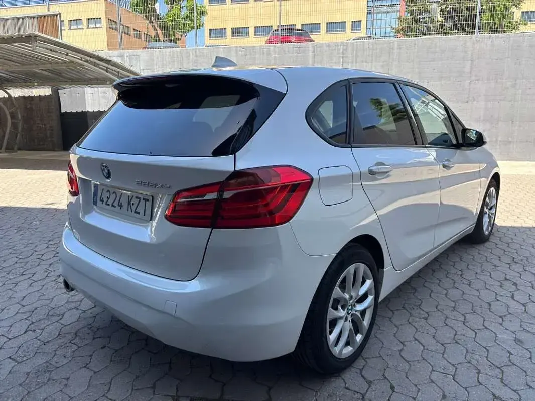 Usado BMW 225 Active Tourer iPerformance 224 CV (164 kW) 2019 Blanco Monovolumen
