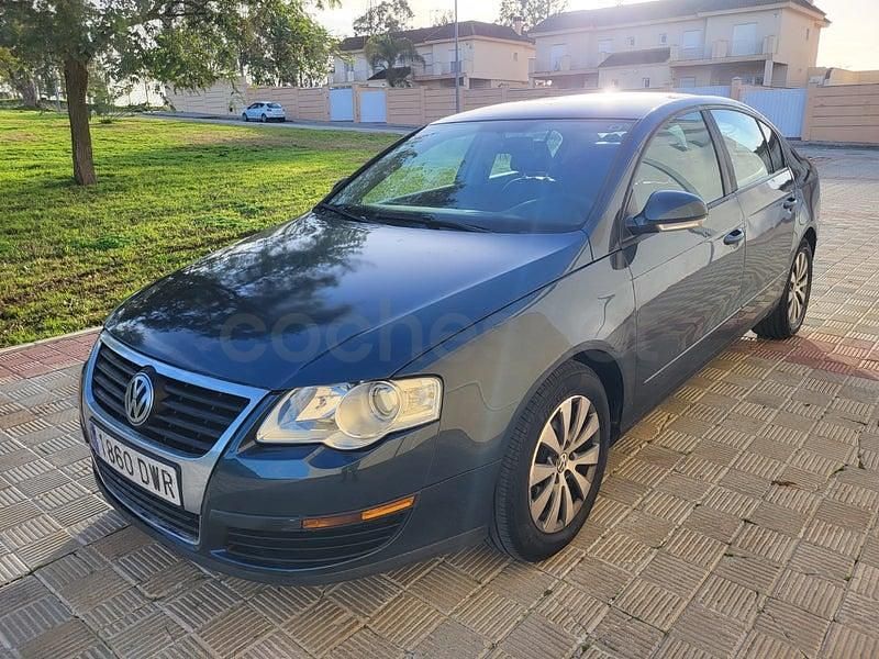 Gris / plata Usado 2007 VW Passat Advance Familiar | 5850 € (Precio justo) - Imagen 1/4