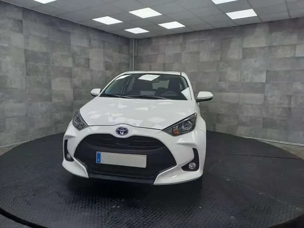 Usado Toyota Yaris Active 116 CV (85 kW) 2022 Blanco Utilitario