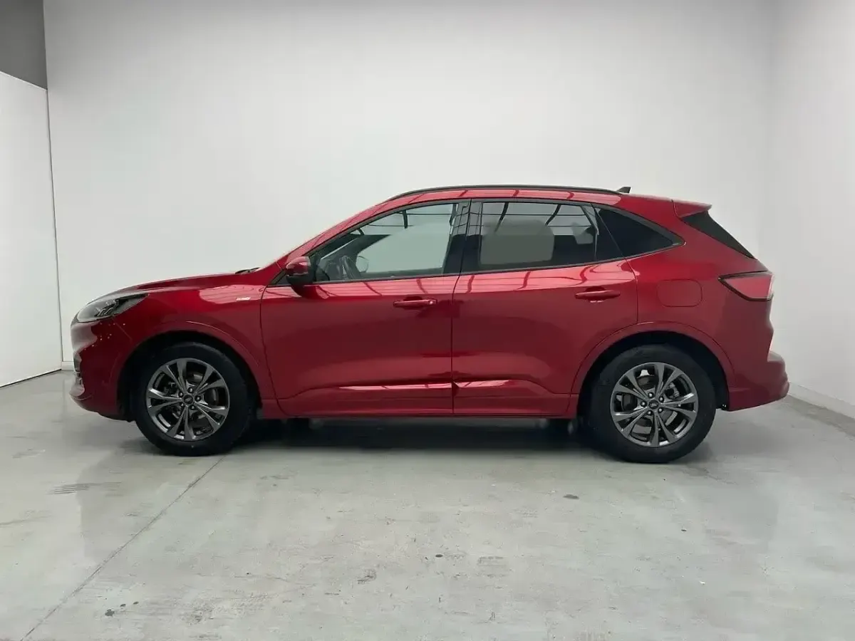 Usado Ford Kuga ST-Line 120 CV (88 kW) 2022 Rojo SUV