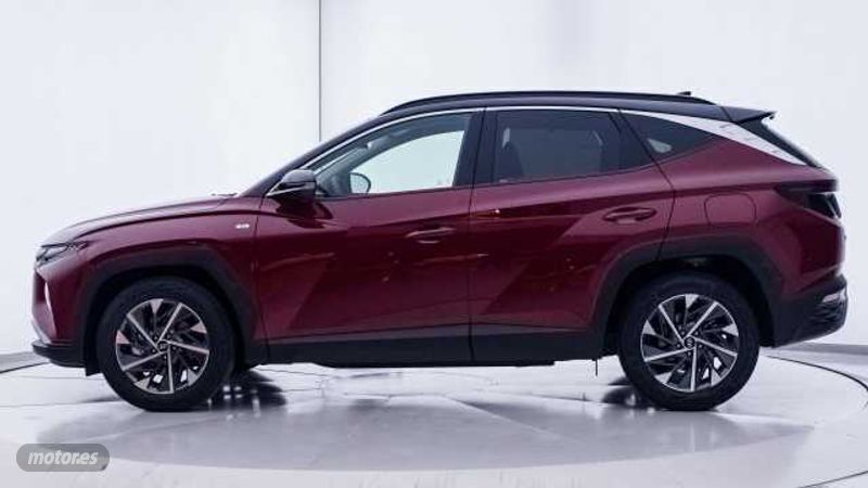 Usado Hyundai Tucson 150 CV (110 kW) 2023 Sunset red/phantom black SUV