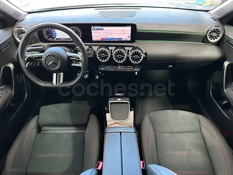 Usado Mercedes CLA200 163 CV (119 kW) 2025 Gris / plata Berlina