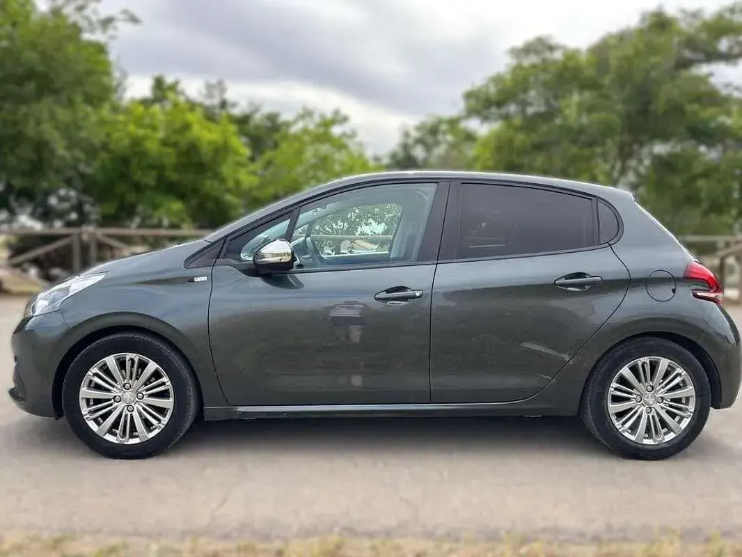 Usado Peugeot 208 Style 82 CV (60 kW) 2017 Verde Utilitario
