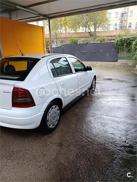 Używany Opel Astra Edition 100 KM (73 kW) 2003 Biały Sedan/Limuzyna