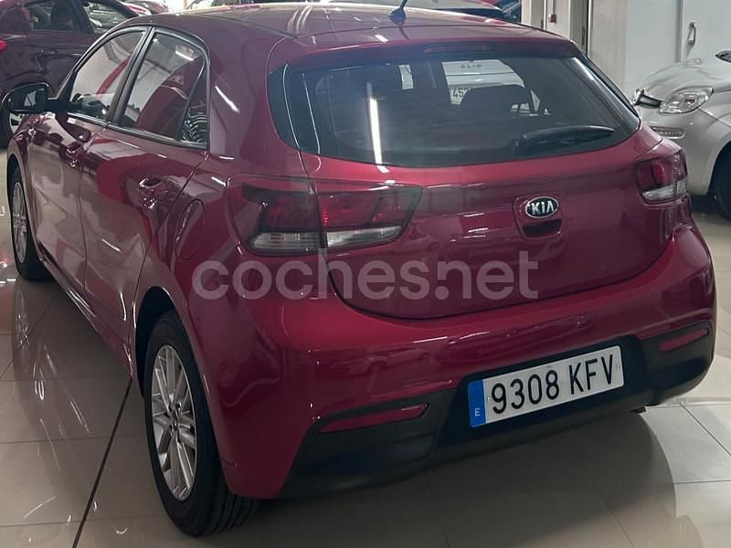 Usado Kia Rio 84 CV (61 kW) 2017 Rojo Berlina