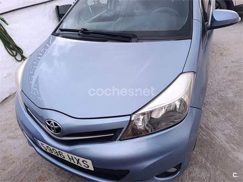 Gris / plata Usado 2014 Toyota Yaris City Berlina | 4500 € (Super precio) - Imagen 1/4