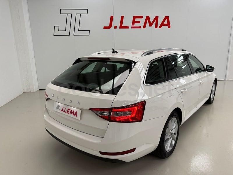 Usado Skoda Superb Ambition 150 CV (110 kW) 2021 Blanco Familiar