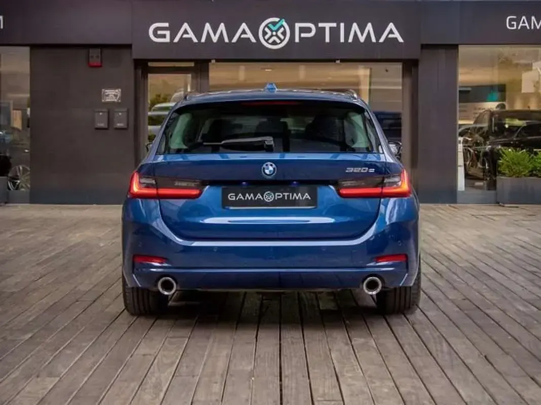 Usado BMW 320e Comfort Edition 2023 Azul Familiar