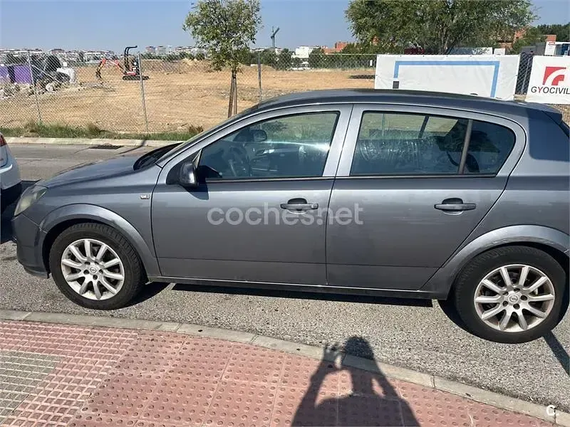 Usado Opel Astra Enjoy 100 CV (73 kW) 2005 Gris / plata Berlina