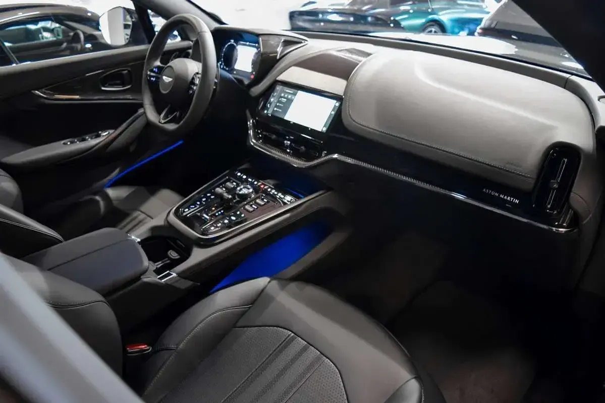 Nuevo Aston Martin DBX 551 CV (405 kW) 2026 Gris SUV
